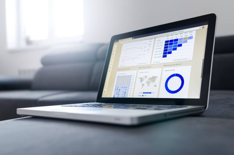 Laptop menampilkan dashboard analytics dalam ruang kerja