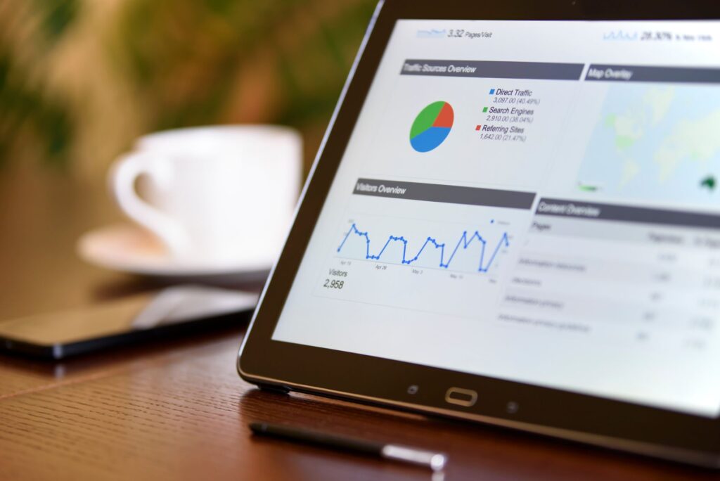 Tablet menampilkan dashboard analitik dengan grafik
