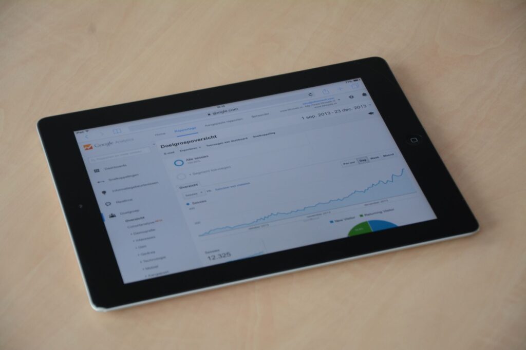 Tablet menampilkan antarmuka Google Analytics