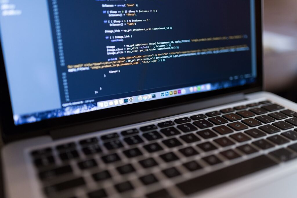 Layar laptop menampilkan kode WordPress