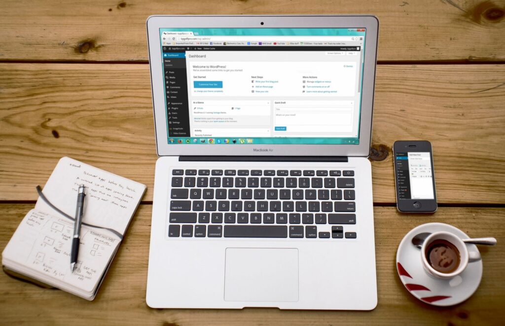 MacBook menampilkan dashboard WordPress